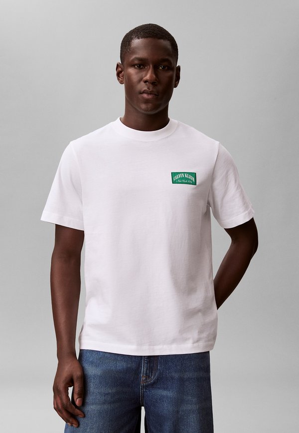Calvin Klein Jeans EASY COLLEGIATE BADGE TEE - Print T-shirt - bright white