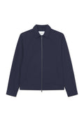 Navyblaue, leichte Jacke mit Kragen, Frontreißverschluss und zwei seitlichen Taschen. Glatte Textur mit minimalistischem Design und ohne sichtbare Muster.