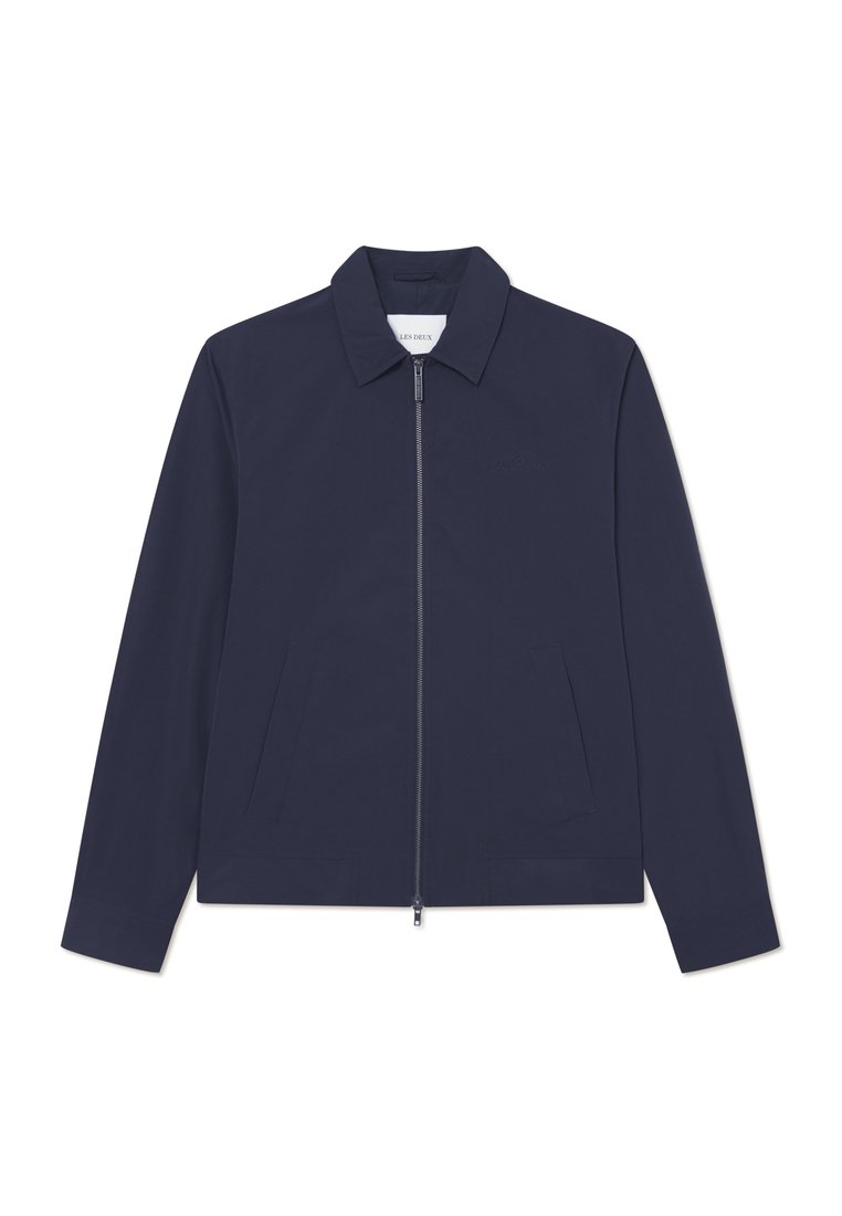 Navyblaue, leichte Jacke mit Kragen, Frontreißverschluss und zwei seitlichen Taschen. Glatte Textur mit minimalistischem Design und ohne sichtbare Muster.