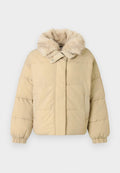 Beige Steppjacke mit Kunstpelzkragen, quadratischer Steppung und elastischen Bündchen. Mit einem Frontreißverschluss und zwei Seitentaschen.