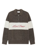 Brauner und weißer Reißverschluss-Pullover mit Kragen; verfügt über ein großes rotes "Les Deux"-Logo auf der Brust; aus strukturierter Strickware gefertigt.