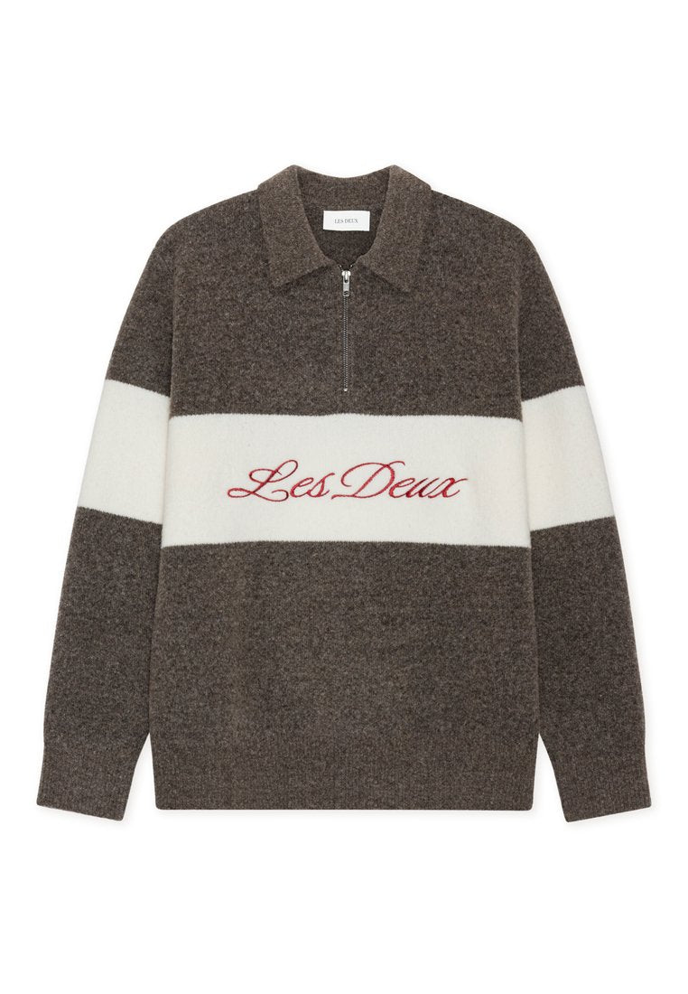 Brauner und weißer Reißverschluss-Pullover mit Kragen; verfügt über ein großes rotes "Les Deux"-Logo auf der Brust; aus strukturierter Strickware gefertigt.