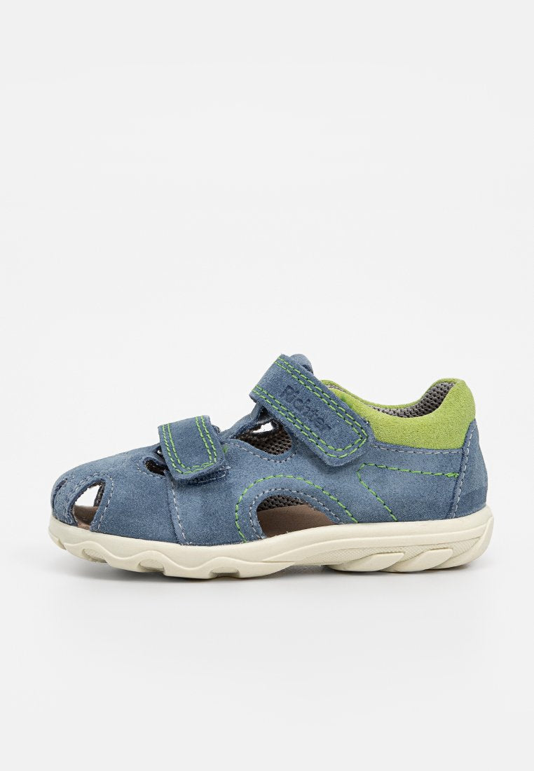 Blaue Wildledersandalen mit grünen Akzenten, geschlossenes Zehendesign, verstellbare Riemen und Aussparungen für Atmungsaktivität, mit einer hellen Sohle.