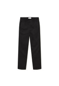 Schwarze Jogginghose aus einem weichen Stoff, mit schmal zulaufendem Bein und elastischem Bund. Glatte Textur mit minimalen Details.