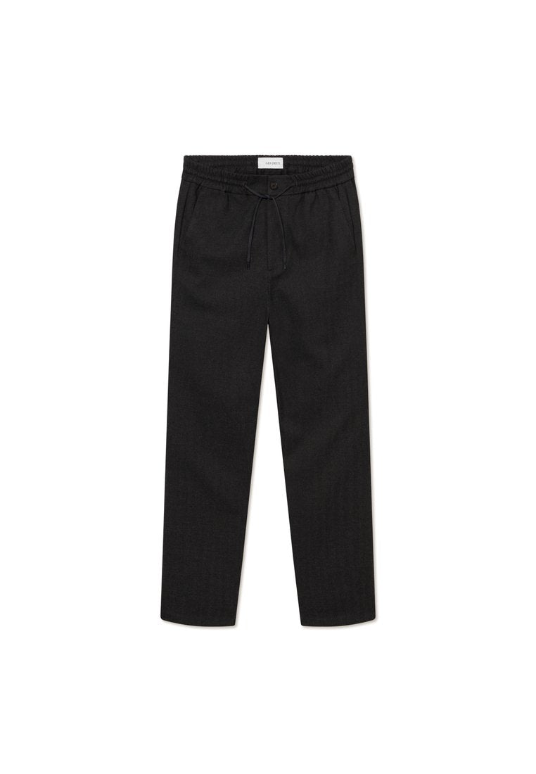Schwarze Jogginghose aus einem weichen Stoff, mit schmal zulaufendem Bein und elastischem Bund. Glatte Textur mit minimalen Details.