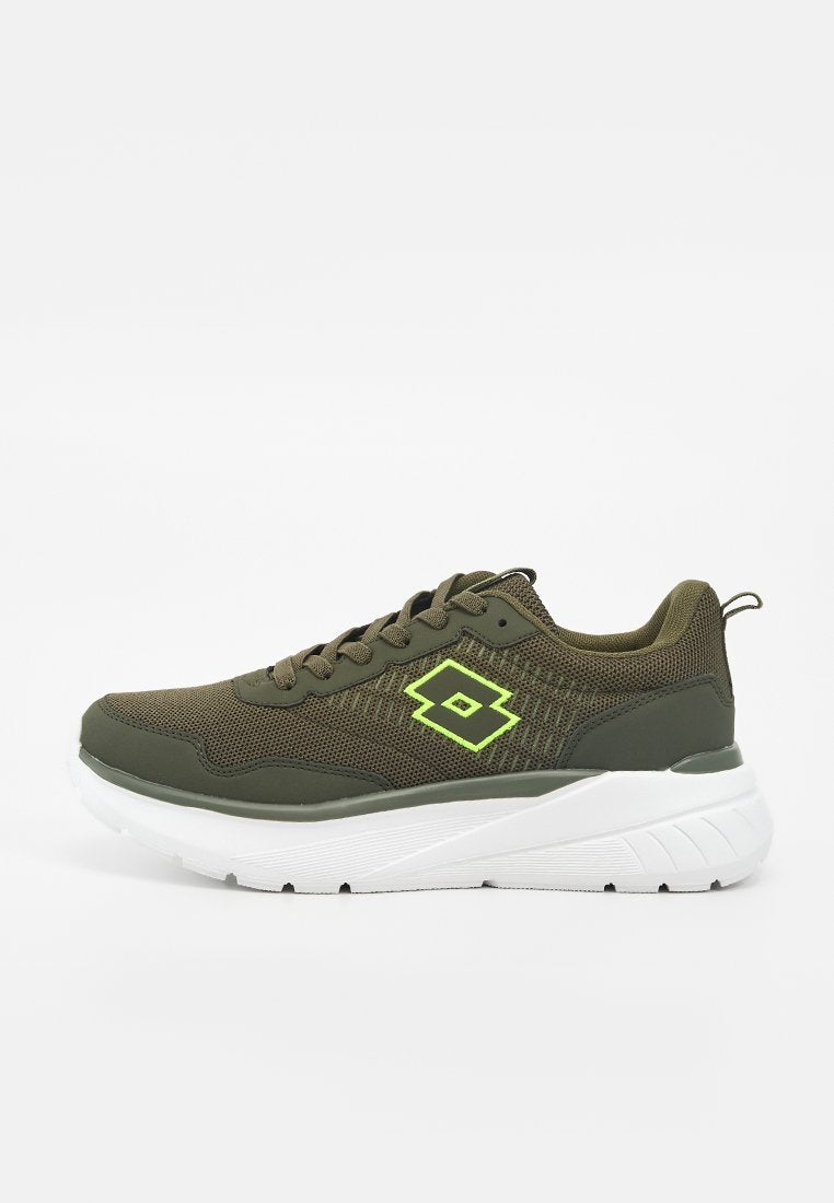 Olivgrüner Sneaker mit atmungsaktivem Mesh-Obermaterial, neongrünem Logo an der Seite, gepolsterter weißer Sohle und Zuglasche an der Ferse.