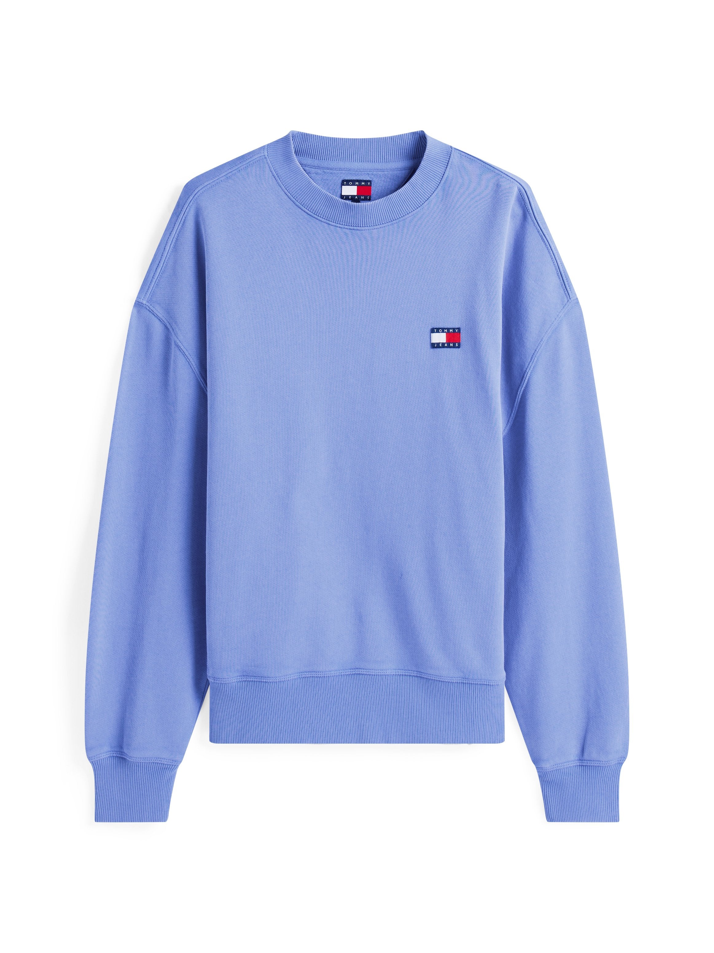 Hellblauer Pullover mit geripptem Rundhalsausschnitt, überschnittenen Schulternähten und einem kleinen Logo-Patch in den Farben Rot, Weiß und Blau.