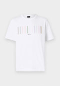 Weißes Baumwoll-T-Shirt mit einem mehrfarbigen Karomuster auf der Vorderseite, darunter befindet sich ein schwarzer Logo-Text. Kurze Ärmel.