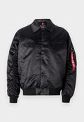 Schwarze Bomberjacke mit glatter Satin-Oberfläche, die ein dezentes Logomuster aufweist, mit gerippten Bündchen und einem roten Stoffetikett am Ärmel.