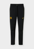 Schwarze Sporthose mit gelbem Nike-Swoosh am rechten Oberschenkel und rundem gelbem INTER Mailand-Logo am linken Oberschenkel, mit Reißverschlusstaschen an den Seiten.