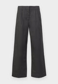 Schwarzfarbene weit geschnittene Hose aus Stoff mit hoher Taille, vorderer Bügelfalte und dezenten Taschen. Glatte Textur mit sauberem Finish.