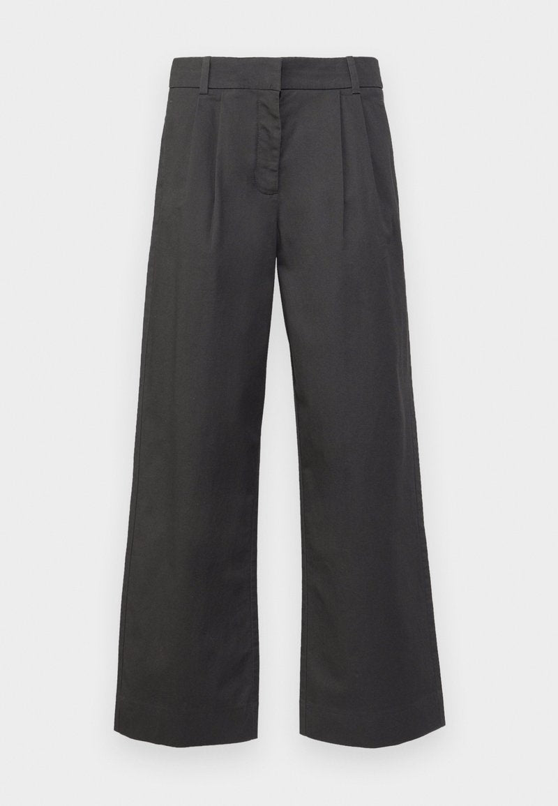 Schwarzfarbene weit geschnittene Hose aus Stoff mit hoher Taille, vorderer Bügelfalte und dezenten Taschen. Glatte Textur mit sauberem Finish.
