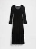 Schwarzes Samtkleid mit langen Ärmeln und Rundhalsausschnitt. Verfügt über ein tailliertes Oberteil, eine fließende Silhouette und eine weiche Textur.