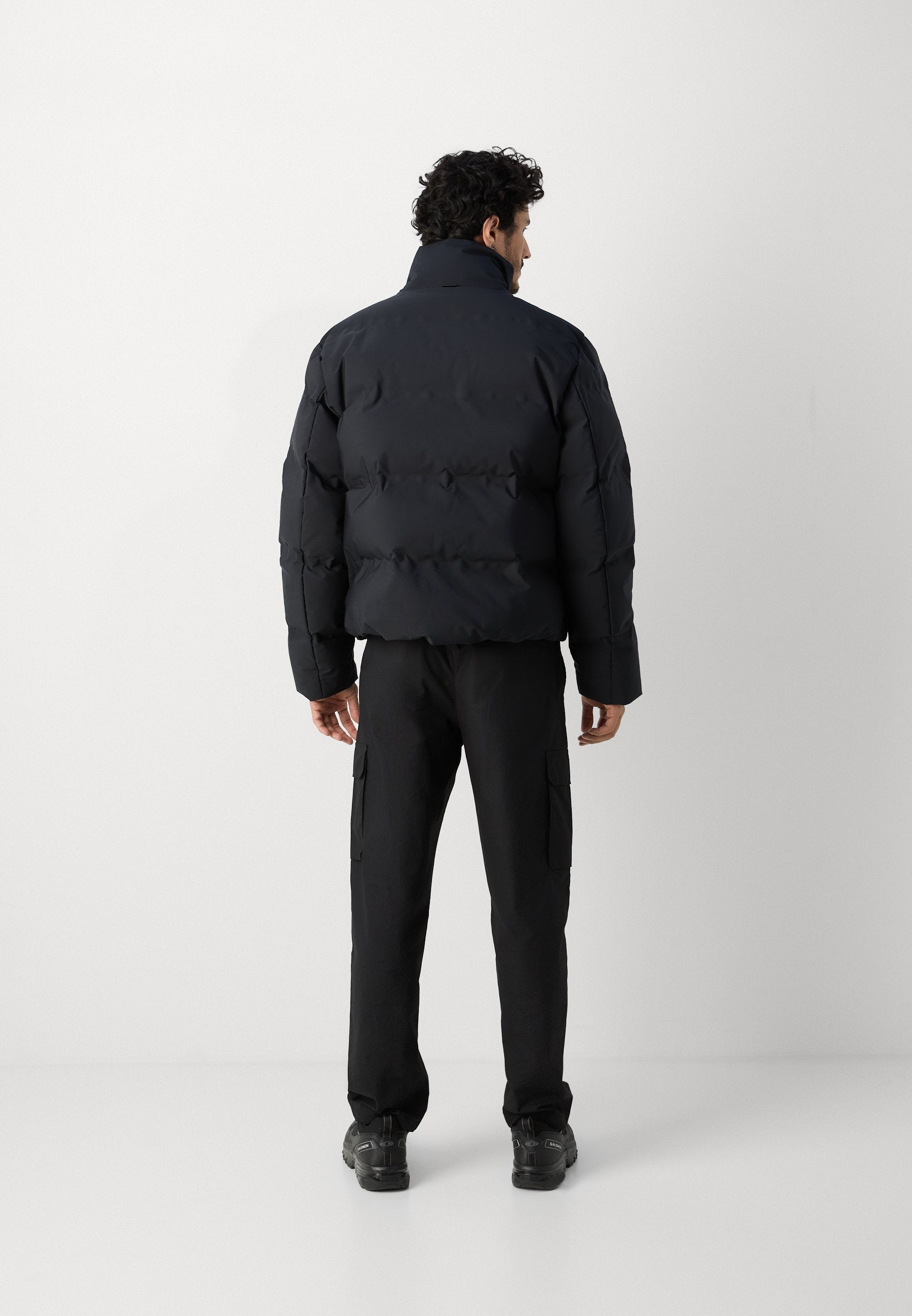 CROPPED SEAMLESS PUFFER JACKET Media 5