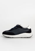 Marine Sneaker aus Wildleder und Leder mit durchlöchertem Material, weißen Akzenten, blauen Schnürsenkeln und einem gepolsterten Sohlen-Design.
