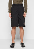 Schwarze Shorts aus leichtem Stoff mit geradem Schnitt. Verfügt über einen Knopfverschluss und einen diamantförmigen Logo-Patch auf der linken Seite.