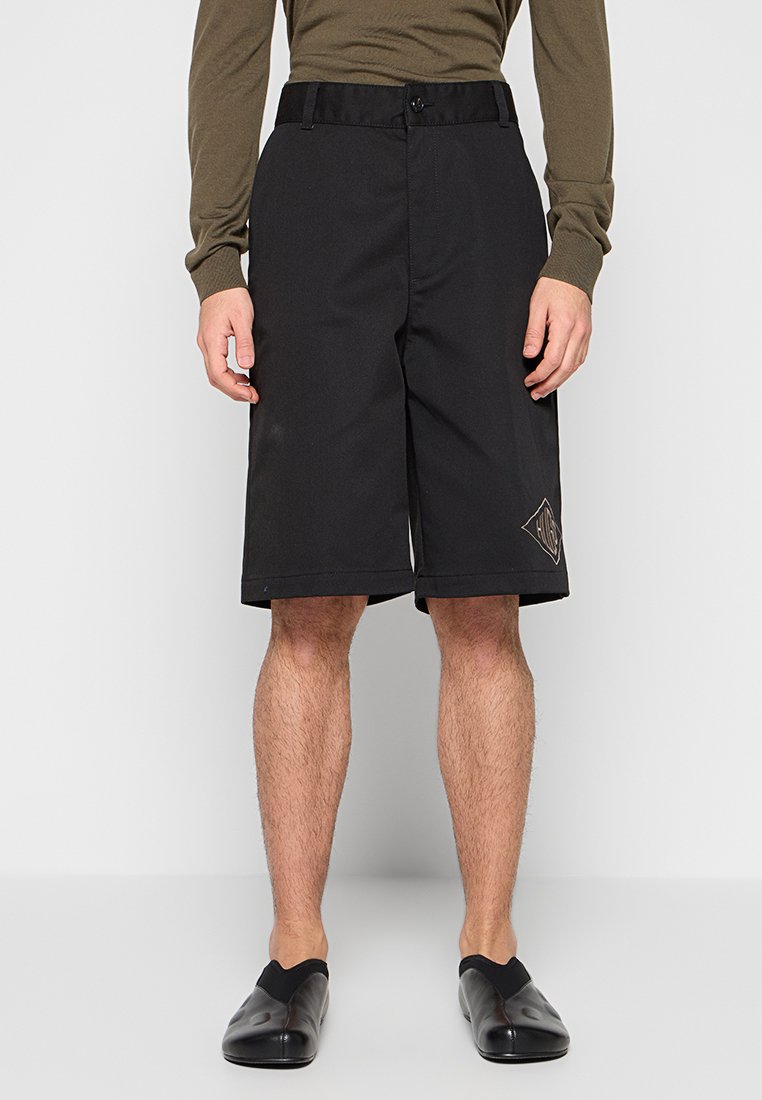 Schwarze Shorts aus leichtem Stoff mit geradem Schnitt. Verfügt über einen Knopfverschluss und einen diamantförmigen Logo-Patch auf der linken Seite.