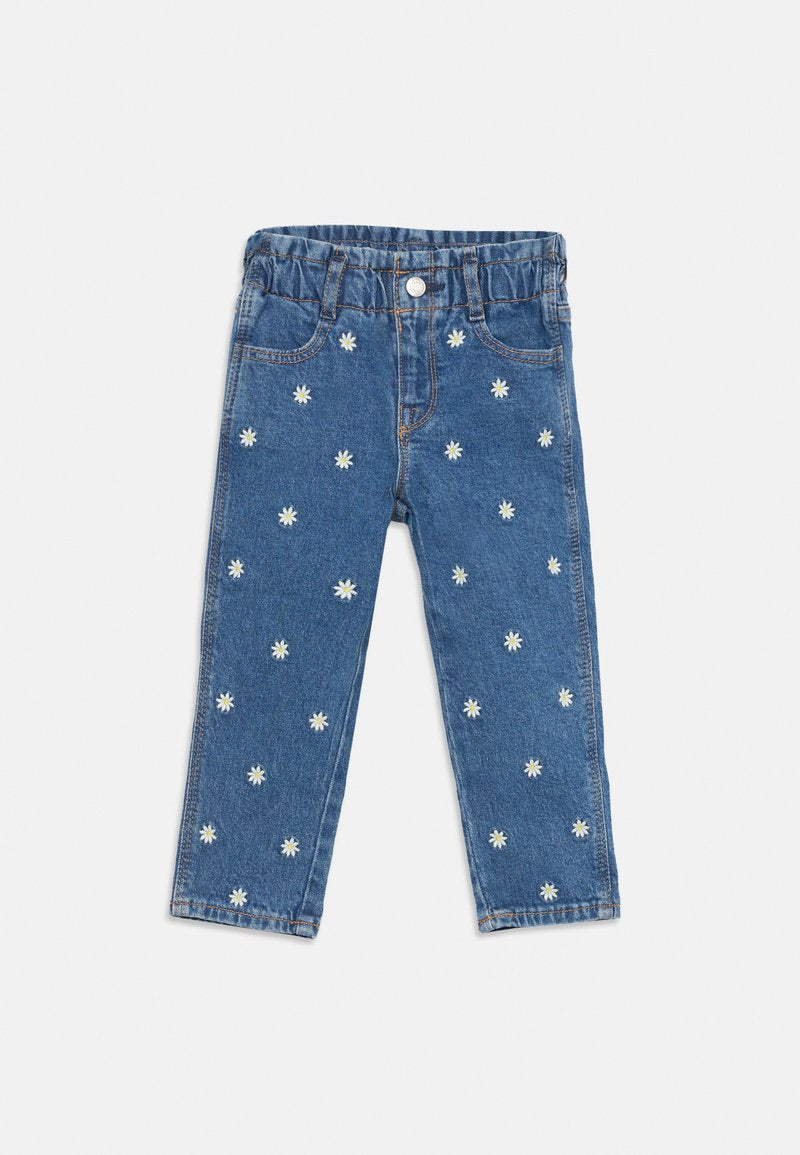 Jeans mit elastischem Bund, hellblauer Farbe, mit weißen Gänseblümchen bestickt, die über den Stoff verteilt sind. Gerade geschnittene Beine.
