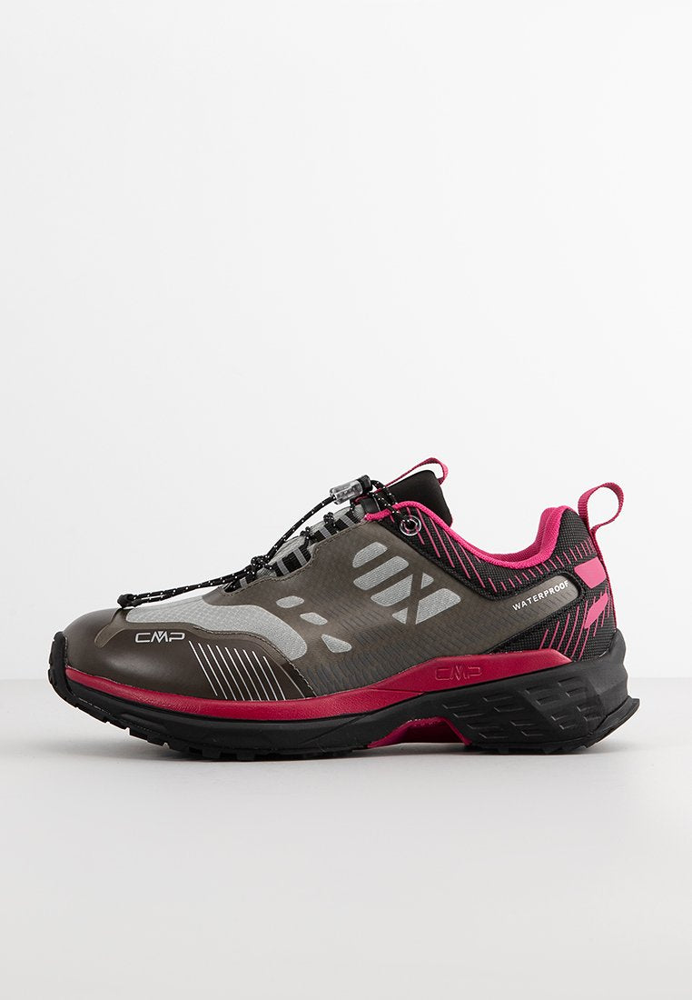 Wasserdichte Sportschuhe in Grau mit pinken Akzenten. Verfügt über ein strukturiertes Obermaterial, reflektierende Details und eine robuste schwarze Sohle.