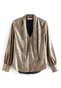 Metallisch goldene Bluse mit langen Ärmeln und tiefem V-Ausschnitt, mit angenähtem schmalen Schalkragen und gerafften Manschetten, auf weißem Hintergrund gezeigt.