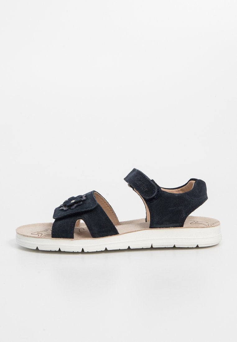 Navy blauer Wildledersandal mit Riemen und Klettverschluss. Weiße Gummisohle, gepolstertes Fußbett und dekoratives Blumendetail. Offene Zehenpartie und offener Rücken.