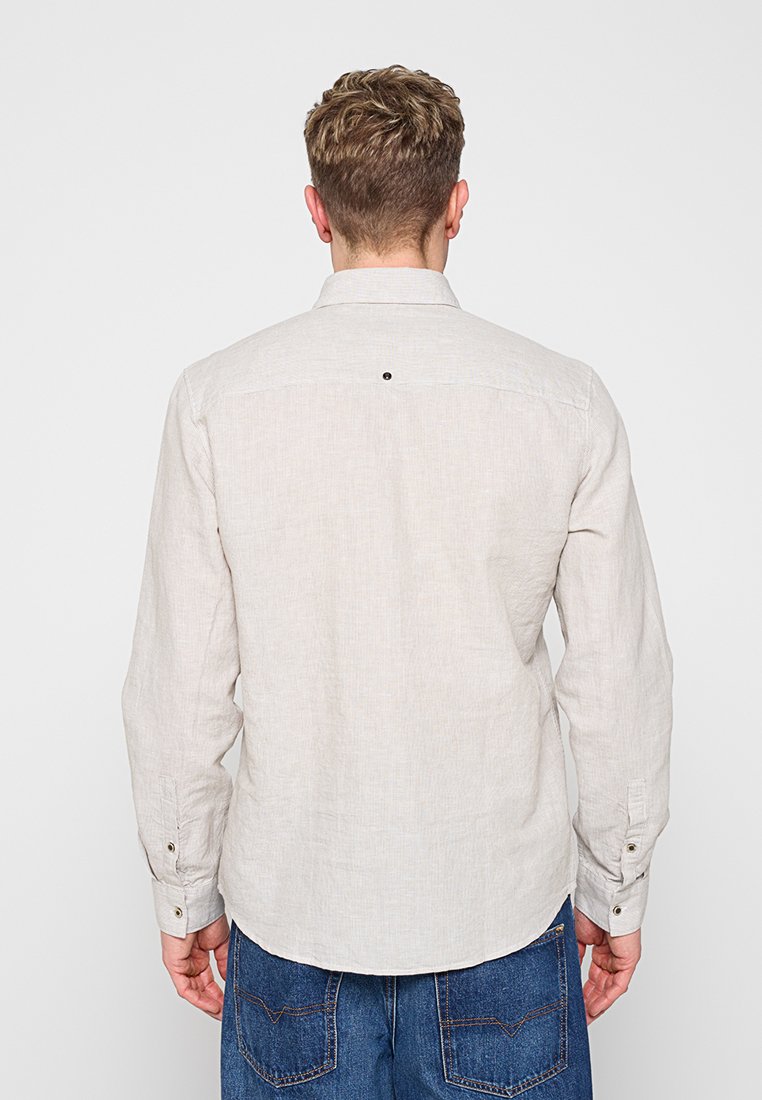 REGULAR FIT Media 3