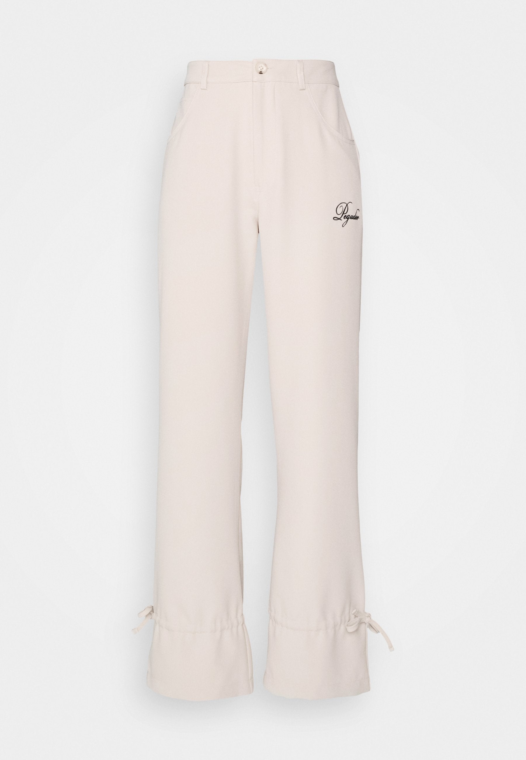 Beige Wide-Leg-Hosen mit hoher Taille, Fronttaschen, dezentem Rüschendetail am Saum und gesticktem Logo in Dunkelbraun.