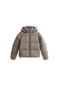 Graue Pufferjacke mit Kapuze, ausgestattet mit einem Frontreißverschluss, einem gesteppten Muster und elastischen Kordeln am Saum für eine anpassbare Passform.