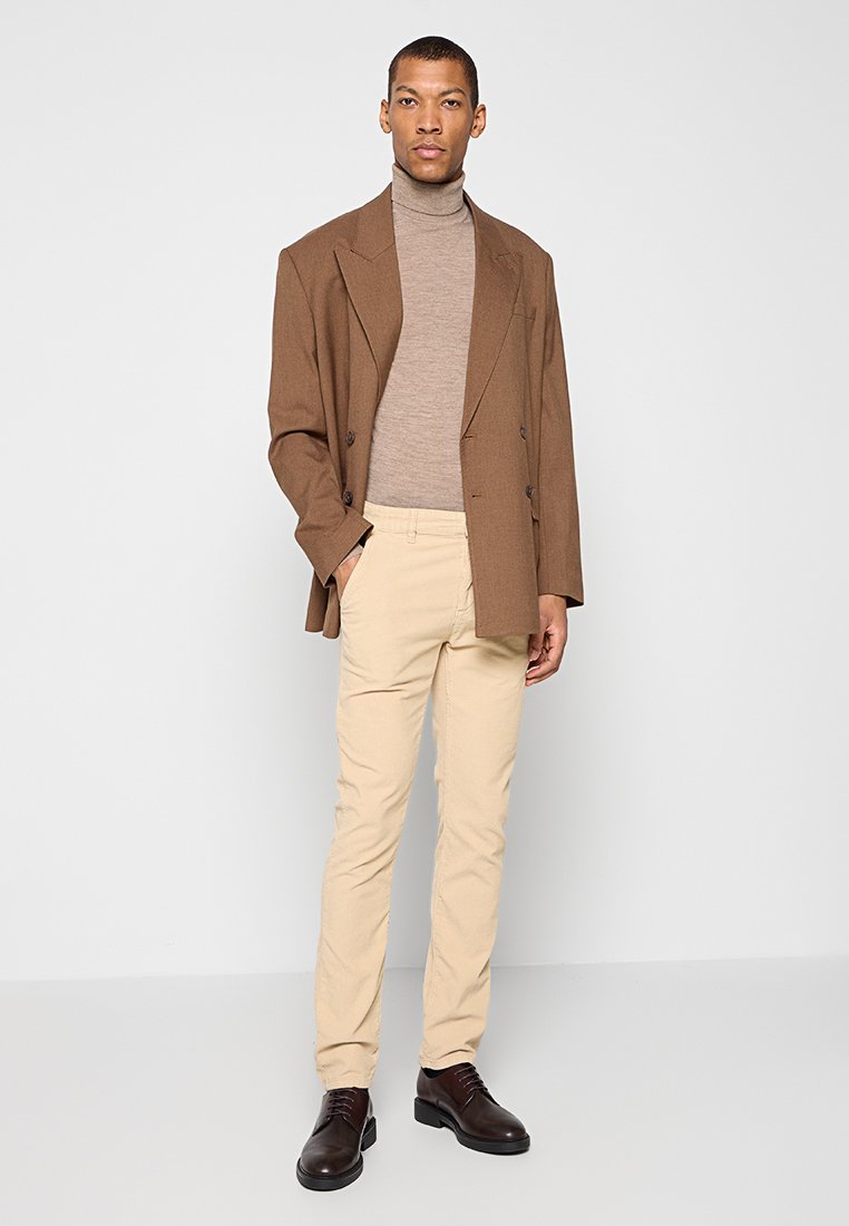REGULAR FIT  Media 2