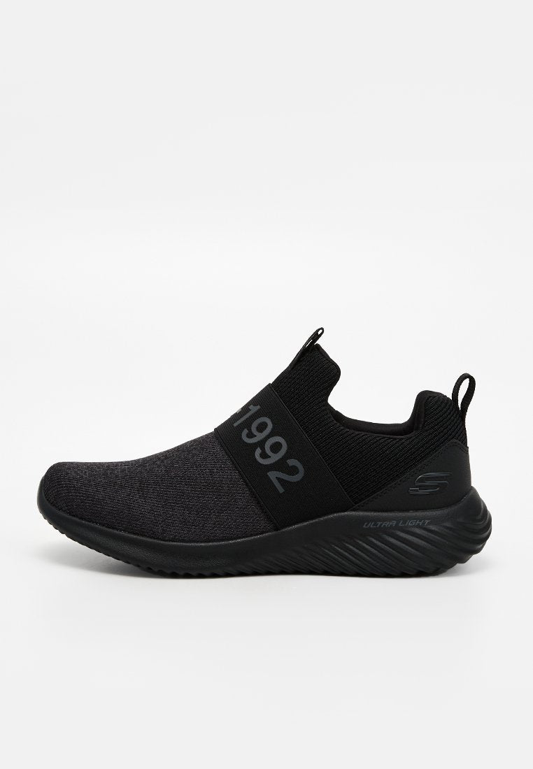 Schwarzer Slip-On-Sneaker mit elastischem Band mit der Aufschrift "1992", strukturiertem Strick-Obermaterial, Zuglaschen an Zunge und Ferse sowie dicker, gepolsterter Sohle.