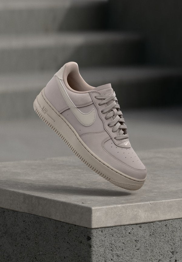 Nike Sportswear AIR FORCE RETRO - Trainers - pumice/moon particle