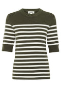Olivgrüner und weißer, gestreifter Strickpullover, mit kurzen Ärmeln, rundem Halsausschnitt und weicher Textur, der gleichmäßige horizontale Streifen aufweist.
