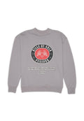 Grauer Sweatshirt mit runder Grafik, die Flügel in Rot und Schwarz zeigt, Text "HILLS OF GOLD PEGADOR" und eine Adresse in Weiß. Glatte Textur.