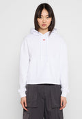Weißer, gekürzter Hoodie aus Baumwollmischung mit einer Fronttasche, Kapuze mit Kordelzug und einem kleinen roten Logo auf der Brust. Strukturierte Oberfläche.