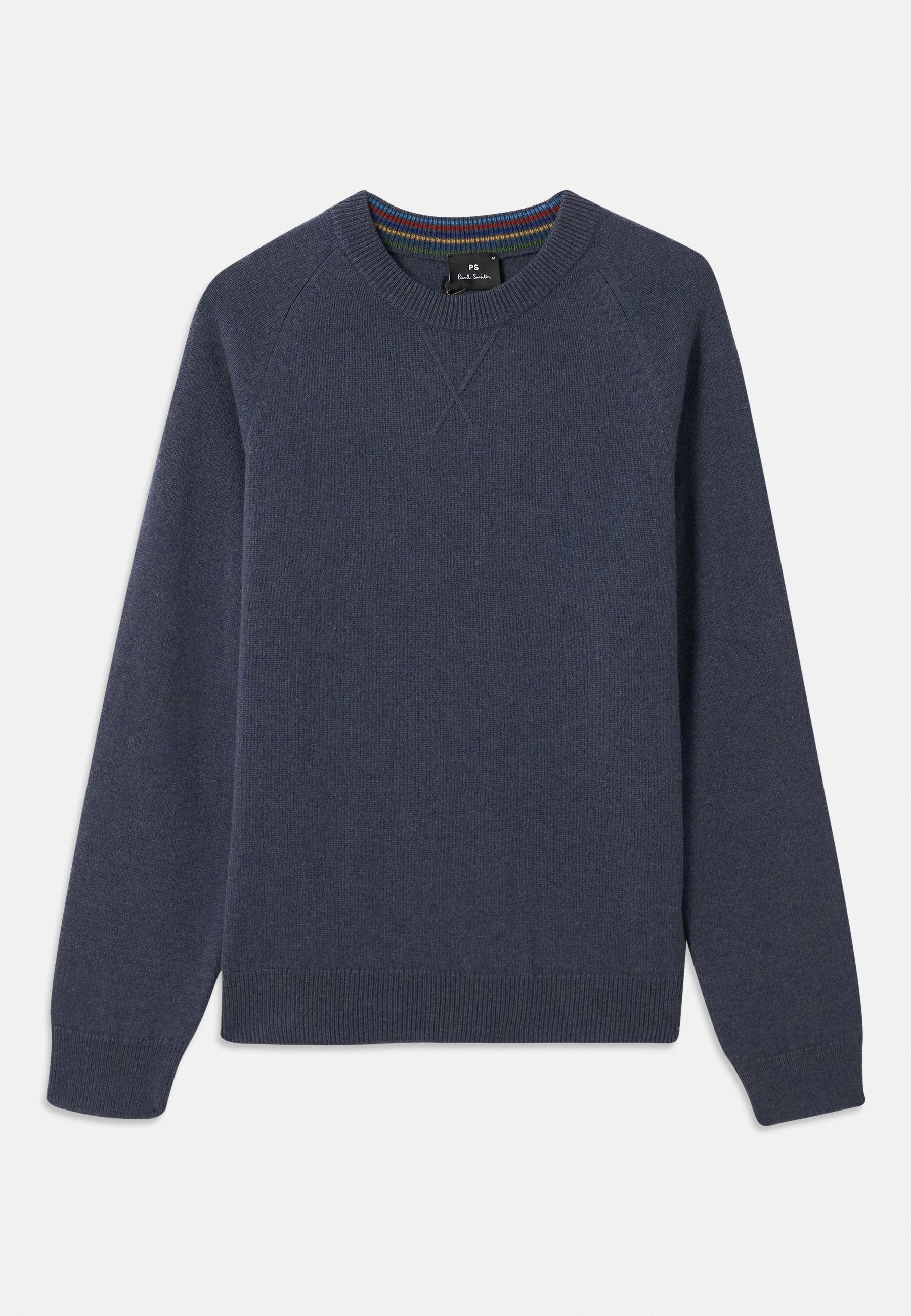 Marineblauer Strickpullover mit Rundhalsausschnitt, ausgestattet mit gerippten Bündchen und Saum. Der Innenkragen hat mehrfarbige Streifen. Der Stoff wirkt weich.