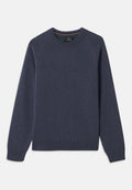 Marineblauer Strickpullover mit Rundhalsausschnitt, ausgestattet mit gerippten Bündchen und Saum. Der Innenkragen hat mehrfarbige Streifen. Der Stoff wirkt weich.