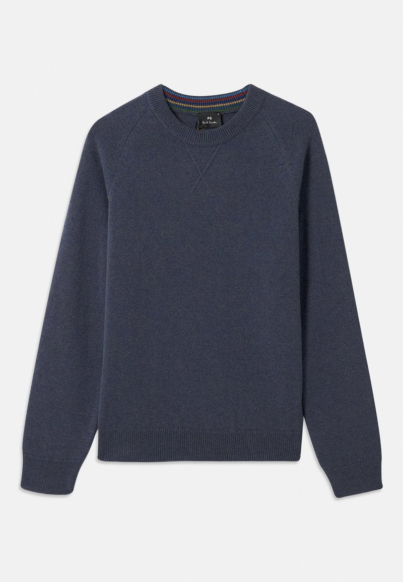 Marineblauer Strickpullover mit Rundhalsausschnitt, ausgestattet mit gerippten Bündchen und Saum. Der Innenkragen hat mehrfarbige Streifen. Der Stoff wirkt weich.
