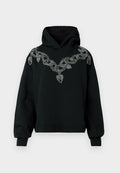 Schwarze Kapuzenjacke mit einem großen silbernen Kettenmuster und Herzakzenten, die auf der Vorderseite eingestickt sind. Hergestellt aus weichem Stoff mit lockerer Passform.