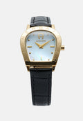 Goldfarbene Aigner-Uhr mit abgerundetem trapezförmigem Zifferblatt, weißem Zifferblatt, goldenen Zeigern und Markierungen, schwarzem Lederarmband mit Steppnähten.