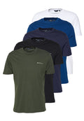 Fünf schlichte Rundhals-T-Shirts in grün, schwarz, marineblau, königsblau und weiß, gestapelt mit kleinem Logo auf der Brust.