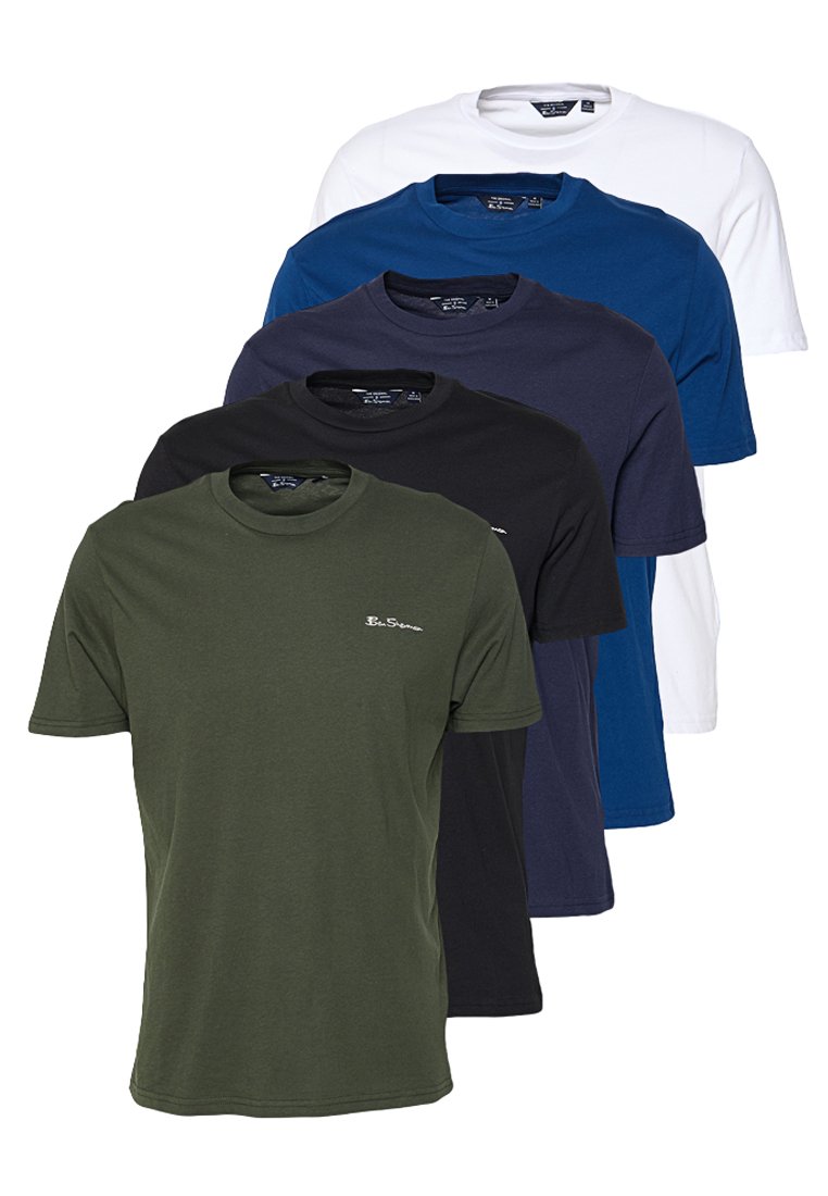 Fünf schlichte Rundhals-T-Shirts in grün, schwarz, marineblau, königsblau und weiß, gestapelt mit kleinem Logo auf der Brust.