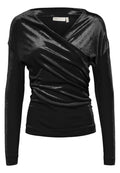 Schwarzes Langarmoberteil mit V-Ausschnitt, Wickeldesign und glänzendem, strukturiertem Stoff. Hervorgehobene seitliche Raffung und taillierte Silhouette.