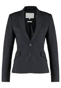 Schwarzer Blazer, taillierte Passform, Satinmaterial, Reverskragen, Zweiknopfverschluss, eine Brusttasche, zwei Seitentaschen, glatte Textur.