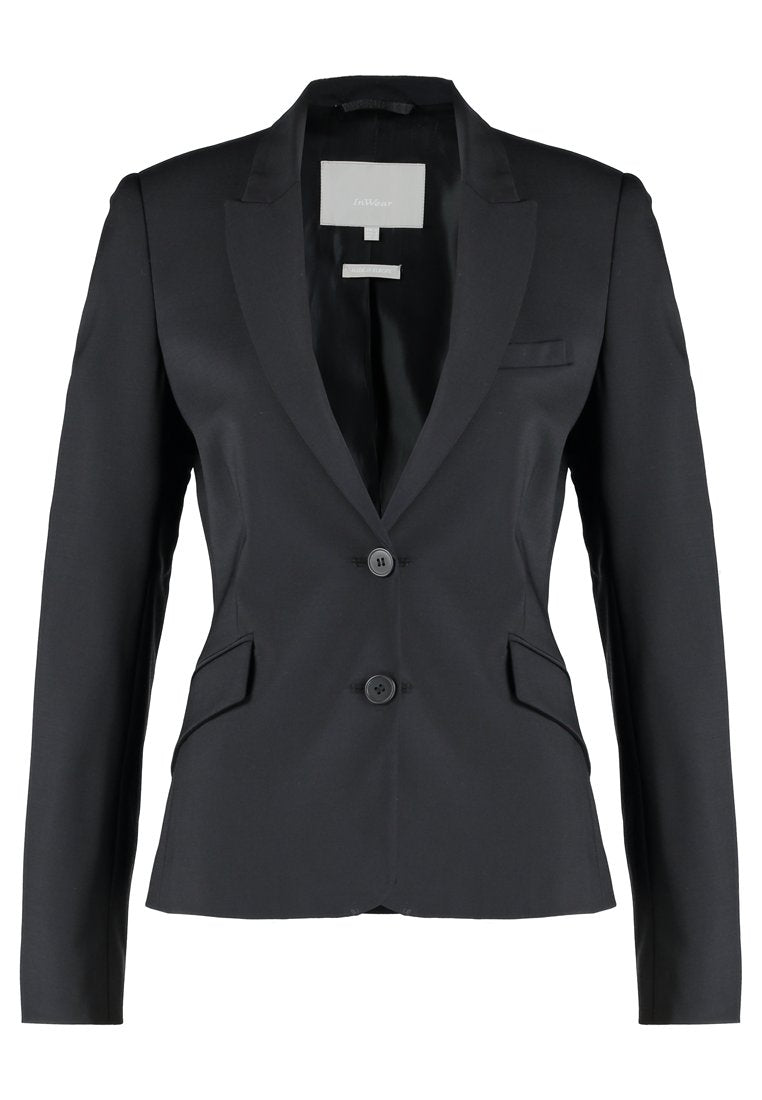 Schwarzer Blazer, taillierte Passform, Satinmaterial, Reverskragen, Zweiknopfverschluss, eine Brusttasche, zwei Seitentaschen, glatte Textur.