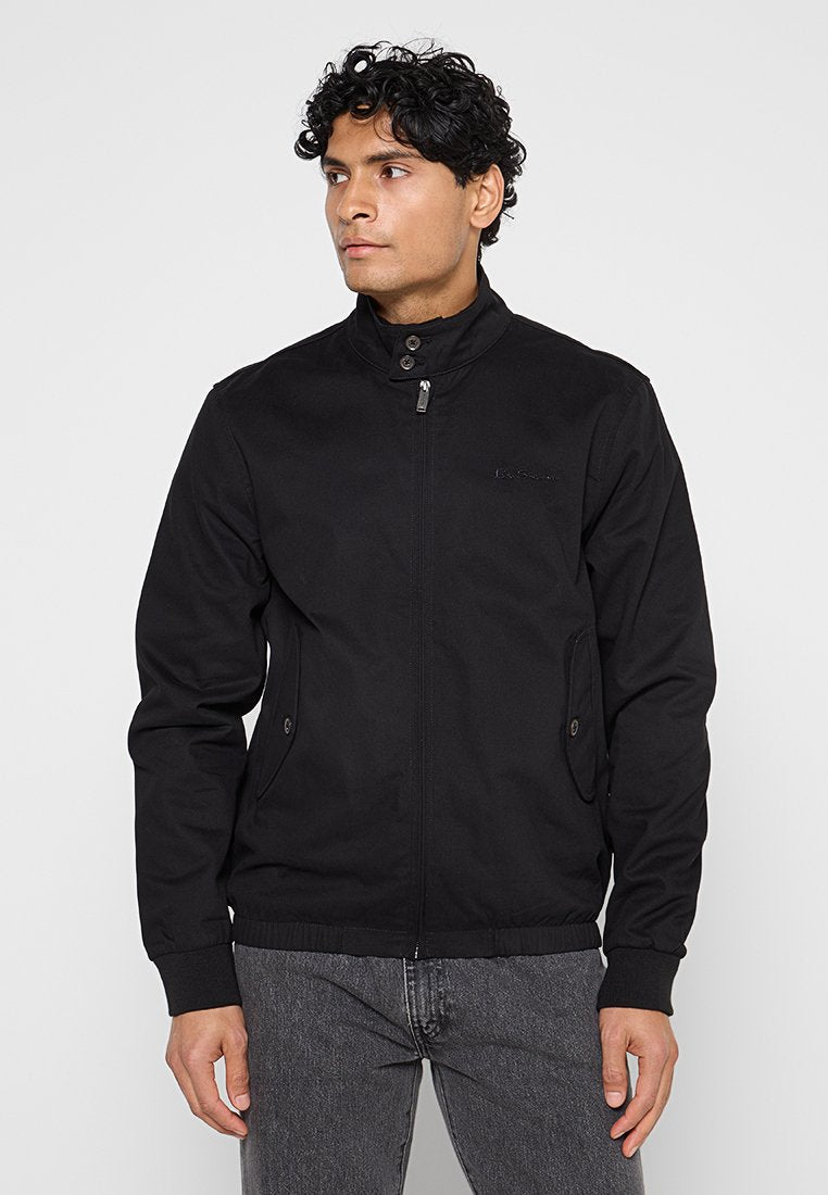 Schwarze Bomberjacke mit Stehkragen, Frontreißverschluss und Seitentaschen. Verfügt über ein schlichtes Design und eine strukturierte Stoffoberfläche.