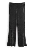 Schwarze weit geschnittene Hose mit glitzernder Textur und glattem Bund. Der Stoff reflektiert Licht und verleiht ein schimmerndes Aussehen.