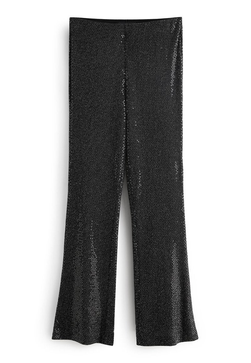 Schwarze weit geschnittene Hose mit glitzernder Textur und glattem Bund. Der Stoff reflektiert Licht und verleiht ein schimmerndes Aussehen.