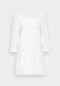 Weißes Kleid mit quadratischem Ausschnitt, langen Puffärmel und strukturiertem Oberteil. Es hat einen fließenden Rock und geraffte Ärmelbündchen.