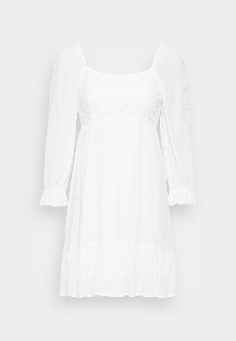 Weißes Kleid mit quadratischem Ausschnitt, langen Puffärmel und strukturiertem Oberteil. Es hat einen fließenden Rock und geraffte Ärmelbündchen.