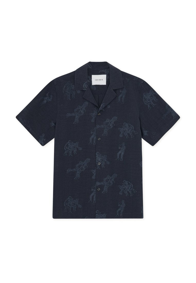 Kurzärmeliges Hemd aus dunkelblauem Stoff mit einem strukturierten Muster aus umrissenen Figuren und einem klassischen Button-Down-Kragen.